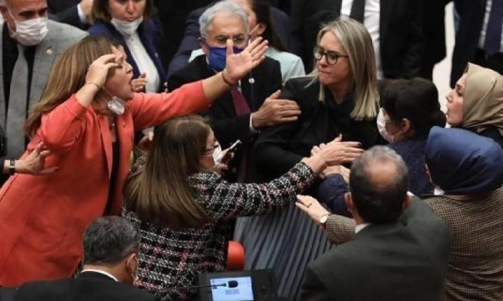 Σε...ρινγκ μετατράπηκε πάλι η Τουρκική Βουλή - Γυναίκες βουλευτές πιάστηκαν στα χέρια στη συζήτηση για τον προϋπολογισμό (βίντεο)
